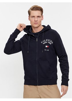 Tommy Hilfiger Bluza Arched Varsity MW0MW33644 Granatowy Regular Fit ze sklepu MODIVO w kategorii Bluzy męskie - zdjęcie 181080127