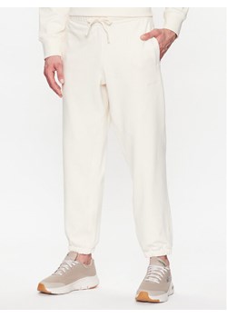New Balance Spodnie dresowe MP23551 Écru Relaxed Fit ze sklepu MODIVO w kategorii Spodnie męskie - zdjęcie 181080167