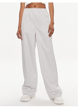 Calvin Klein Jeans Spodnie materiałowe Soft Crinkle J20J223122 Szary Relaxed Fit ze sklepu MODIVO w kategorii Spodnie damskie - zdjęcie 181080946