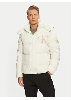 Calvin Klein Jeans Kurtka zimowa J30J326104 Écru Regular Fit ze sklepu MODIVO w kategorii Kurtki męskie - zdjęcie 181081056