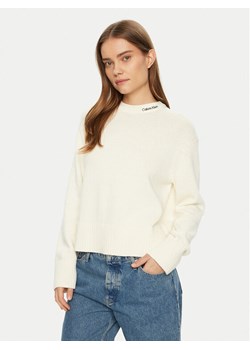 Calvin Klein Jeans Sweter Logo Embro J20J225073 Écru Regular Fit ze sklepu MODIVO w kategorii Swetry damskie - zdjęcie 181081726