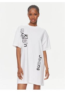 Calvin Klein Jeans Sukienka codzienna J20J223042 Biały Oversize ze sklepu MODIVO w kategorii Sukienki - zdjęcie 181081775