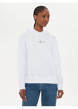 Calvin Klein Jeans Bluza Monologo J20J223536 Biały Regular Fit ze sklepu MODIVO w kategorii Bluzy damskie - zdjęcie 181082336