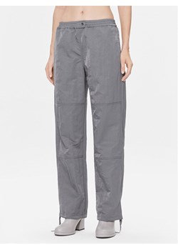 Samsøe Samsøe Spodnie materiałowe Gira F23400008 Szary Relaxed Fit - id: 0000303646202 - marki Samsøe & Samsøe - 181082428 Samsøe Samsøe Spodnie materiałowe Gira F23400008 Szary Relaxed Fit ze sklepu MODIVO w kategorii Spodnie damskie - zdjęcie 181082428
