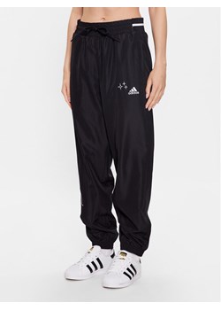 adidas Spodnie dresowe IJ8751 Czarny Loose Fit ze sklepu MODIVO w kategorii Spodnie damskie - zdjęcie 181082687