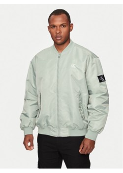 Calvin Klein Jeans Kurtka bomber J30J325110 Zielony Relaxed Fit ze sklepu MODIVO w kategorii Kurtki męskie - zdjęcie 181082949