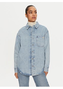 Calvin Klein Jeans Koszula jeansowa J20J224049 Niebieski Relaxed Fit ze sklepu MODIVO w kategorii Koszule damskie - zdjęcie 181083506