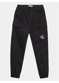 Calvin Klein Jeans Joggery IB0IB01675 Czarny Regular Fit ze sklepu MODIVO w kategorii Spodnie chłopięce - zdjęcie 181083929