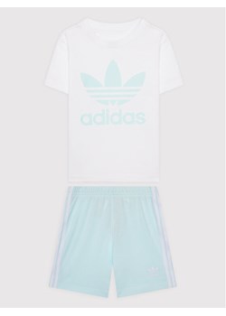 adidas Komplet t-shirt i spodenki Trefoil HS8868 Błękitny Regular Fit ze sklepu MODIVO w kategorii Komplety dziewczęce - zdjęcie 181084125