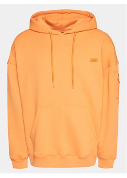 Alpha Industries Bluza Essentials 146335 Pomarańczowy Relaxed Fit ze sklepu MODIVO w kategorii Bluzy męskie - zdjęcie 181084708