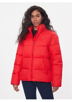 Tommy Jeans Kurtka puchowa DW0DW15963 Czerwony Regular Fit ze sklepu MODIVO w kategorii Kurtki damskie - zdjęcie 181085275