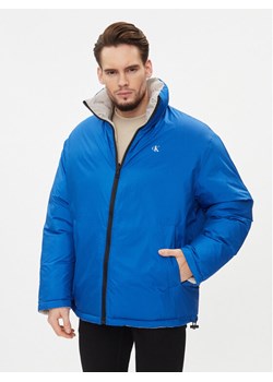 Calvin Klein Jeans Kurtka zimowa 90's J30J324438 Niebieski Oversize ze sklepu MODIVO w kategorii Kurtki męskie - zdjęcie 181085776