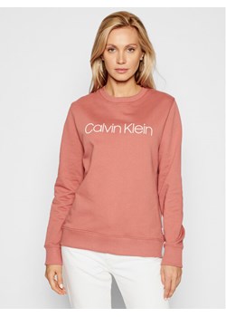 Calvin Klein Bluza Core Logo Ls K20K202157 Różowy Regular Fit ze sklepu MODIVO w kategorii Bluzy damskie - zdjęcie 181085877