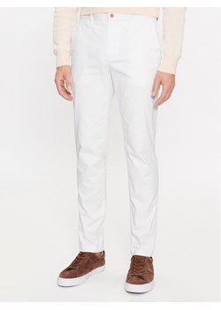 Tommy Hilfiger Chinosy Bleecker MW0MW26619 Biały Slim Fit ze sklepu MODIVO w kategorii Spodnie męskie - zdjęcie 181086675