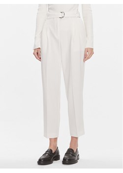 Boss Spodnie materiałowe Tapiah 50490037 Écru Relaxed Fit ze sklepu MODIVO w kategorii Spodnie damskie - zdjęcie 181086788