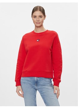 Tommy Jeans Bluza Badge DW0DW17325 Czerwony Regular Fit ze sklepu MODIVO w kategorii Bluzy damskie - zdjęcie 181088985