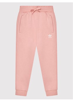 adidas Spodnie dresowe adicolor HD2056 Różowy Regular Fit ze sklepu MODIVO w kategorii Spodnie dziewczęce - zdjęcie 181089007