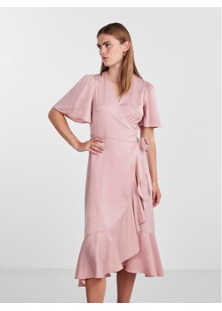 YAS Sukienka koktajlowa Thea 26028890 Różowy Standard Fit ze sklepu MODIVO w kategorii Sukienki - zdjęcie 181089156