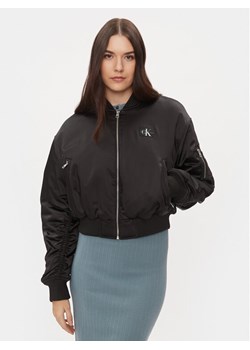 Calvin Klein Jeans Kurtka bomber J20J222591 Czarny Regular Fit ze sklepu MODIVO w kategorii Kurtki damskie - zdjęcie 181089246