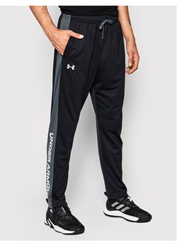 Under Armour Spodnie dresowe Ua Brawler 1366213 Czarny Relaxed Fit ze sklepu MODIVO w kategorii Spodnie męskie - zdjęcie 181089689