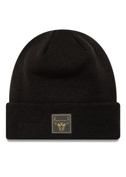 New Era Czapka Chicago Bulls Metallic Badge Cuff Knit 60424828 Czarny ze sklepu MODIVO w kategorii Czapki zimowe męskie - zdjęcie 181089745