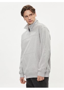 The North Face Bluza Essential NF0A87FC Szary Relaxed Fit ze sklepu MODIVO w kategorii Bluzy męskie - zdjęcie 181089965