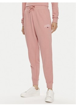 Tommy Hilfiger Spodnie dresowe UW0UW04522 Różowy Regular Fit ze sklepu MODIVO w kategorii Spodnie damskie - zdjęcie 181090775