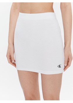 Calvin Klein Jeans Spódnica ołówkowa J20J220795 Biały Slim Fit ze sklepu MODIVO w kategorii Spódnice - zdjęcie 181091288
