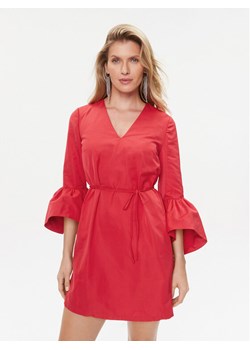 TWINSET Sukienka koktajlowa 232TT2490 Czerwony Regular Fit ze sklepu MODIVO w kategorii Sukienki - zdjęcie 181091517