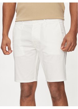 Guess Szorty materiałowe Daniel M4GD05 WG3OA Biały Skinny Fit ze sklepu MODIVO w kategorii Spodenki męskie - zdjęcie 181091585