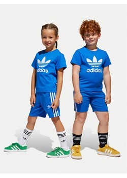 adidas Komplet t-shirt i spodenki adicolor JC9157 Niebieski Regular Fit ze sklepu MODIVO w kategorii Komplety chłopięce - zdjęcie 181091875