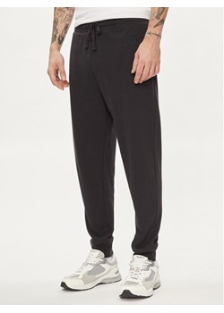 Gap Spodnie dresowe 868463-03 Czarny Regular Fit ze sklepu MODIVO w kategorii Spodnie męskie - zdjęcie 181092208