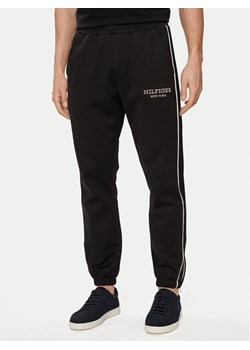 Tommy Hilfiger Spodnie dresowe Monotype MW0MW33701 Czarny Regular Fit ze sklepu MODIVO w kategorii Spodnie męskie - zdjęcie 181092448