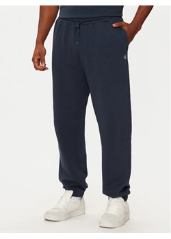 Calvin Klein Jeans Spodnie dresowe New York J30J326881 Granatowy Relaxed Fit ze sklepu MODIVO w kategorii Spodnie męskie - zdjęcie 181092768