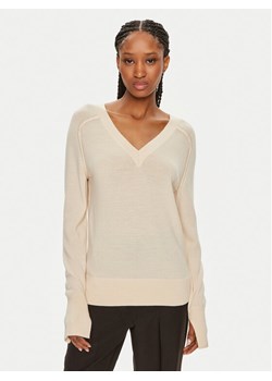 Calvin Klein Sweter K20K207573 Beżowy Regular Fit ze sklepu MODIVO w kategorii Swetry damskie - zdjęcie 181093149