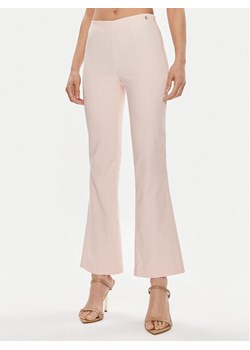Guess Spodnie materiałowe Ornella W4GB18 WG492 Różowy Regular Fit ze sklepu MODIVO w kategorii Spodnie damskie - zdjęcie 181093408