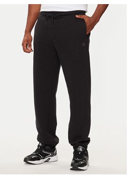 Calvin Klein Jeans Spodnie dresowe J30J326401 Czarny Relaxed Fit ze sklepu MODIVO w kategorii Spodnie męskie - zdjęcie 181093647