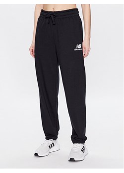 New Balance Spodnie dresowe WP31530 Czarny Relaxed Fit ze sklepu MODIVO w kategorii Spodnie damskie - zdjęcie 181093719