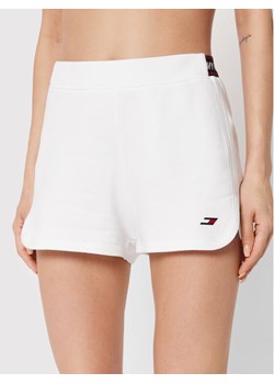 Tommy Hilfiger Szorty sportowe Tape S10S101432 Biały Regular Fit ze sklepu MODIVO w kategorii Szorty - zdjęcie 181094089