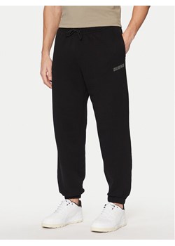Guess Spodnie dresowe Z4YB00 KAIJ1 Czarny Relaxed Fit ze sklepu MODIVO w kategorii Spodnie męskie - zdjęcie 181094339