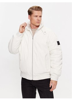 Calvin Klein Jeans Kurtka bomber J30J324123 Écru Oversize ze sklepu MODIVO w kategorii Kurtki męskie - zdjęcie 181094727