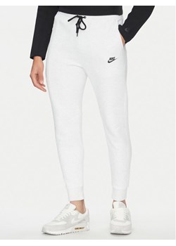 Nike Spodnie dresowe FB8002 051 Szary Regular Fit ze sklepu MODIVO w kategorii Spodnie męskie - zdjęcie 181095285