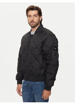 Tommy Hilfiger Kurtka bomber MW0MW37341 Czarny Regular Fit ze sklepu MODIVO w kategorii Kurtki męskie - zdjęcie 181095487