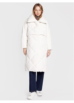 Calvin Klein Kurtka puchowa Transform K20K204632 Biały Regular Fit ze sklepu MODIVO w kategorii Kurtki damskie - zdjęcie 181095696