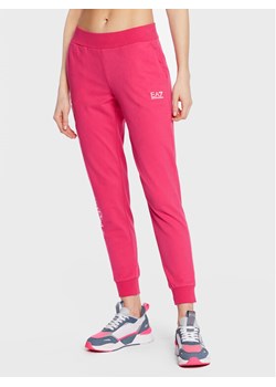 EA7 Emporio Armani Spodnie dresowe 8NTP85 TJCQZ 1417 Różowy Regular Fit ze sklepu MODIVO w kategorii Spodnie damskie - zdjęcie 181095926