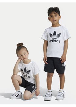 adidas Komplet t-shirt i spodenki adicolor JE1613 Czarny Regular Fit ze sklepu MODIVO w kategorii Komplety dziewczęce - zdjęcie 181096086