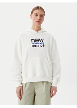 New Balance Bluza Sport Graphic WT51519 Biały Relaxed Fit ze sklepu MODIVO w kategorii Bluzy damskie - zdjęcie 181096689