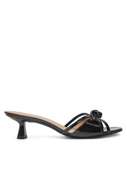 Stuart Weitzman Klapki Felicyty Solide SK118 Czarny ze sklepu MODIVO w kategorii Klapki damskie - zdjęcie 181096805