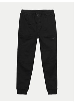 4F Spodnie dresowe 4FJWSS24TTROM588 Czarny Regular Fit ze sklepu MODIVO w kategorii Spodnie chłopięce - zdjęcie 181096956