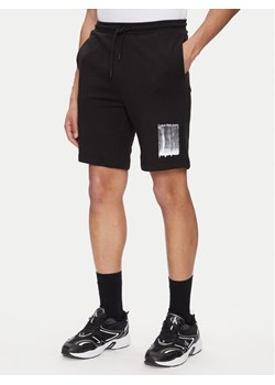 Calvin Klein Jeans Szorty sportowe Brush Stroke J30J327528 Czarny Regular Fit ze sklepu MODIVO w kategorii Spodenki męskie - zdjęcie 181097057